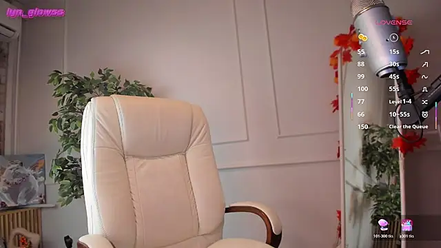 Snapshot of AdalynGlows chatting on October 2025 09:33:01 PM AdalynGlows online show from October 2025 09:33:01 PM