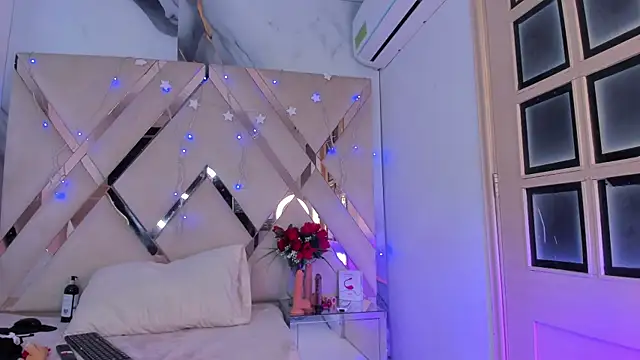 ninaht online show from December 2025 09:00:01 PM