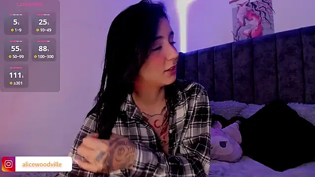 Snapshot of Alice_woodville chatting on February 2025 04:14:02 PM Alice woodville online show from February 2025 04:14:02 PM