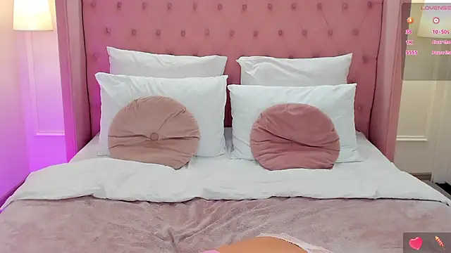 Snapshot of GiaCale chatting on February 2025 08:28:02 PM GiaCale online show from February 2025 08:28:02 PM