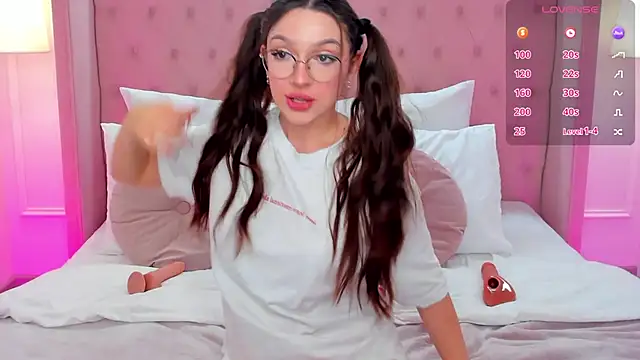 Snapshot of GiaCale chatting on March 2025 08:31:02 PM GiaCale online show from March 2025 08:31:02 PM