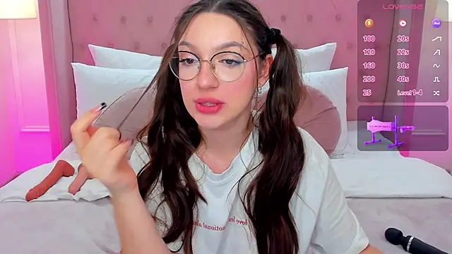 Snapshot of GiaCale chatting on March 2025 11:56:02 PM GiaCale online show from March 2025 11:56:02 PM