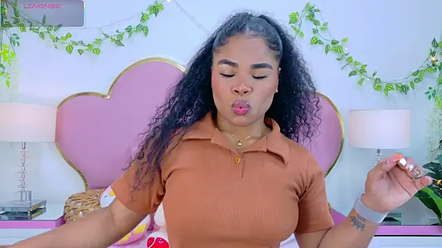 NahiaraReina online show from November 2025 01:46:01 PM