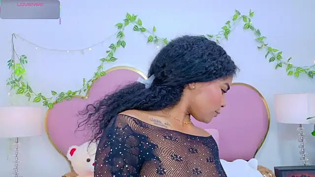 NahiaraReina online show from November 2025 01:43:01 PM