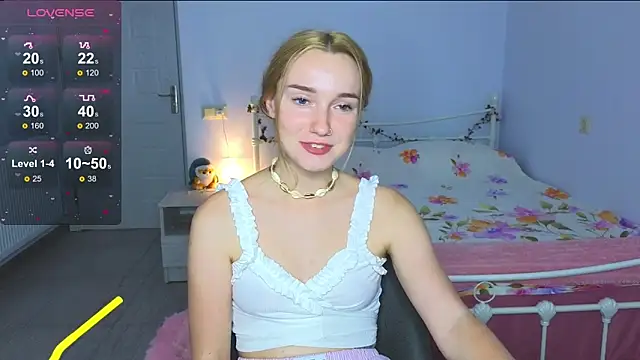 Snapshot of Wild_Sophie_ chatting on October 2025 06:19:02 PM Wild Sophie online show from October 2025 06:19:02 PM
