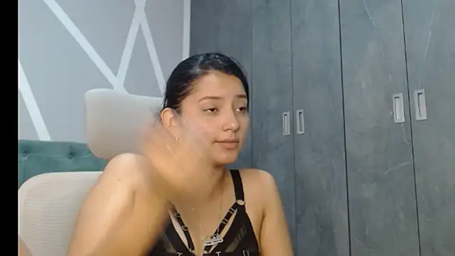 Snapshot of camil_blue chatting on January 2025 04:35:01 PM camil blue online show from January 2025 04:35:01 PM