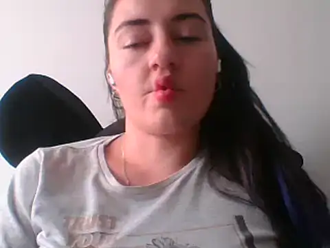  karlie kloss  online show from February 2025 07:10:01 PM