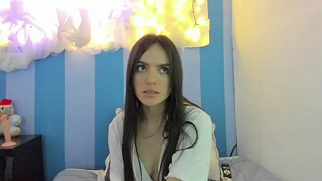 Snapshot of britny_clouds chatting on December 2024 08:05:01 PM britny clouds online show from December 2024 08:05:01 PM