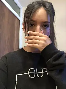 Snapshot of britny_clouds chatting on March 2025 07:28:01 PM britny clouds online show from March 2025 07:28:01 PM