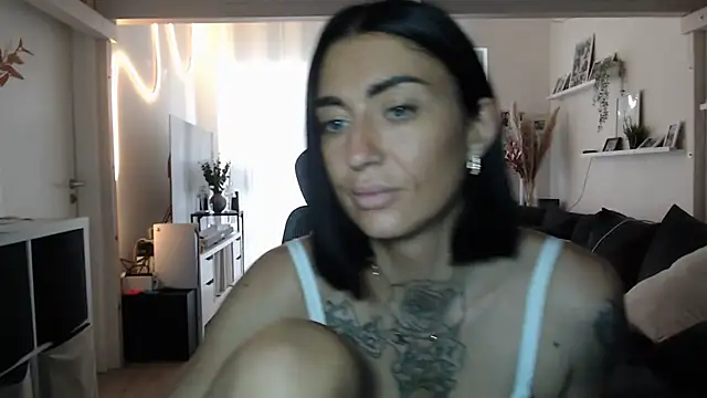 Snapshot of IntiMia chatting on November 2025 08:24:01 AM IntiMia online show from November 2025 08:24:01 AM