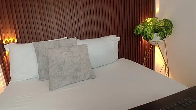 lindaa natashaa online show from December 2024 03:14:01 PM