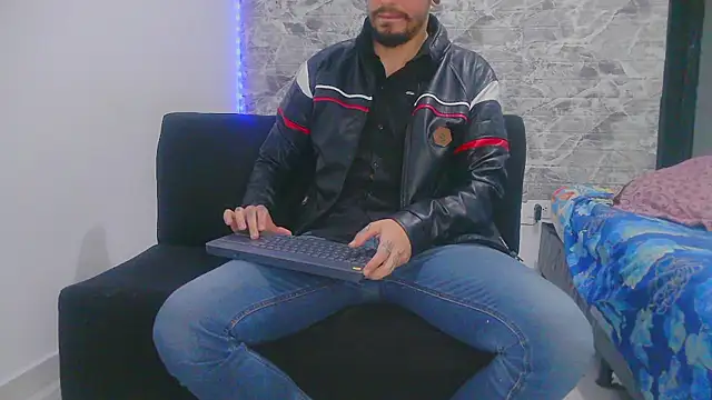 Aaron kwok28 online show from December 2024 03:03:01 AM