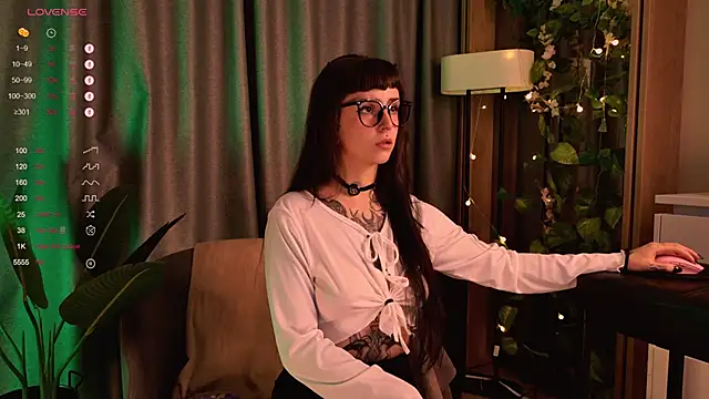 Snapshot of MichaellaMoon chatting on December 2024 05:48:02 PM MichaellaMoon online show from December 2024 05:48:02 PM