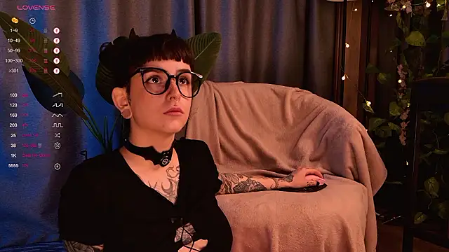 Snapshot of MichaellaMoon chatting on December 2024 04:14:01 PM MichaellaMoon online show from December 2024 04:14:01 PM