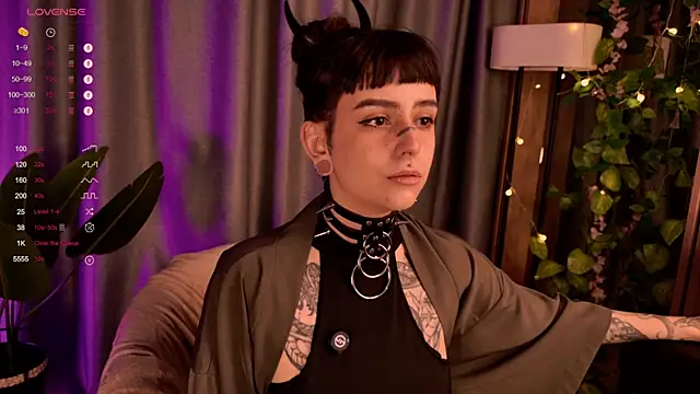 Snapshot of MichaellaMoon chatting on December 2024 08:32:01 PM MichaellaMoon online show from December 2024 08:32:01 PM