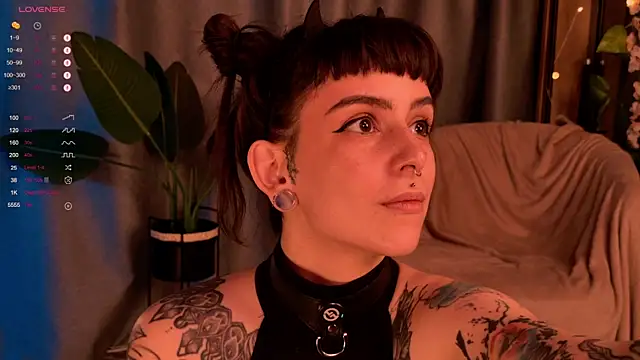 Snapshot of MichaellaMoon chatting on January 2025 11:18:02 PM MichaellaMoon online show from January 2025 11:18:02 PM