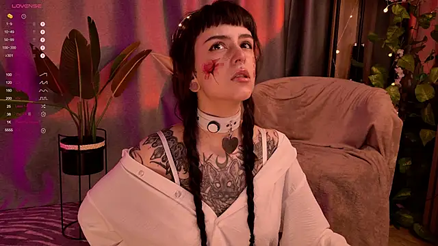 Snapshot of MichaellaMoon chatting on January 2025 08:36:01 PM MichaellaMoon online show from January 2025 08:36:01 PM