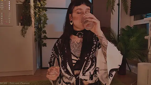 Snapshot of MichaellaMoon chatting on November 2025 05:23:02 PM MichaellaMoon online show from November 2025 05:23:02 PM