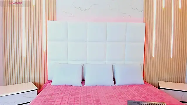 Iris Thompson  online show from October 2025 04:42:01 AM