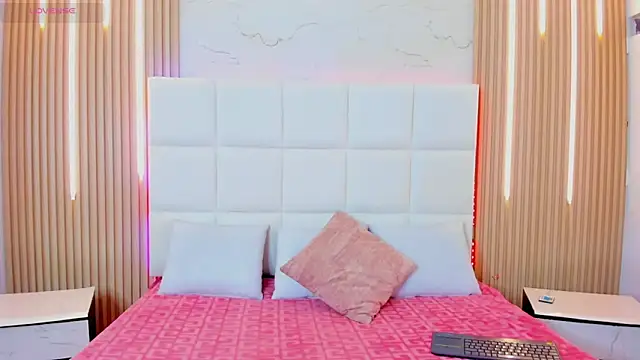 Iris Thompson  online show from October 2025 04:27:01 AM