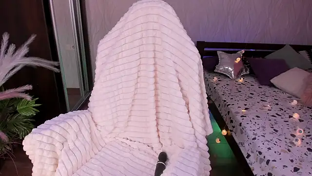 Miss Elia online show from December 2024 04:28:01 PM