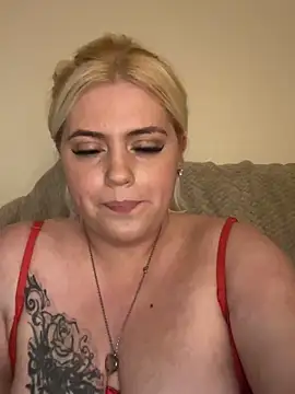 Snapshot of Blondiee3088 chatting on February 2025 03:32:02 AM Blondiee3088 online show from February 2025 03:32:02 AM