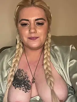 Snapshot of Blondiee3088 chatting on February 2025 11:45:01 PM Blondiee3088 online show from February 2025 11:45:01 PM