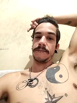 Snapshot of gatobranco001 chatting on March 2025 05:39:02 PM gatobranco001 online show from March 2025 05:39:02 PM