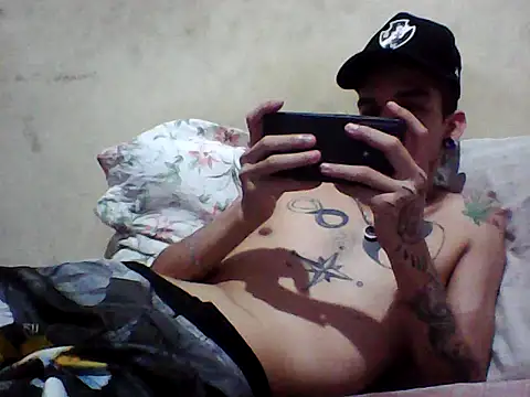 Snapshot of gatobranco001 chatting on March 2025 06:03:02 AM gatobranco001 online show from March 2025 06:03:02 AM