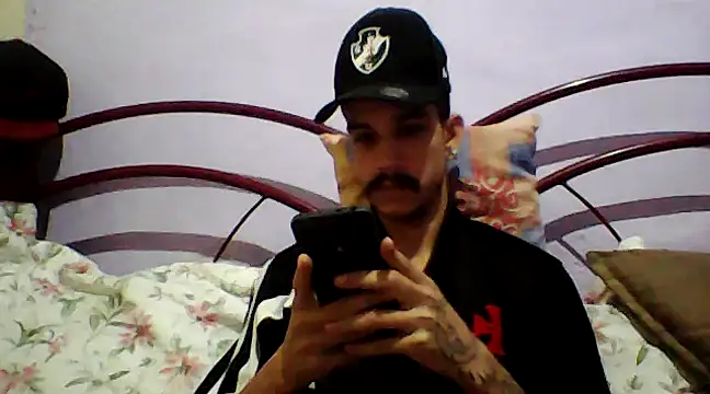 Snapshot of gatobranco001 chatting on March 2025 02:18:02 AM gatobranco001 online show from March 2025 02:18:02 AM