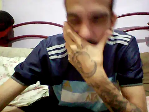 Snapshot of gatobranco001 chatting on March 2025 04:03:02 AM gatobranco001 online show from March 2025 04:03:02 AM