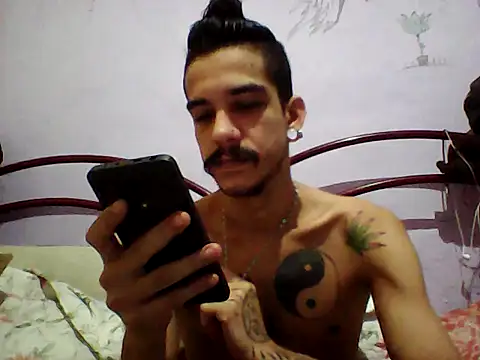 Snapshot of gatobranco001 chatting on March 2025 02:48:01 AM gatobranco001 online show from March 2025 02:48:01 AM