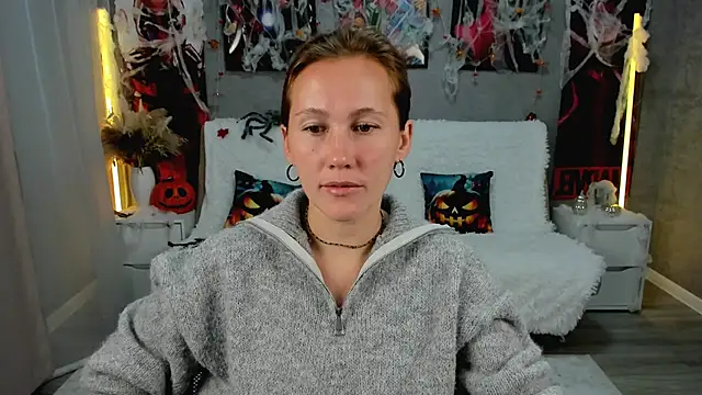 Snapshot of MichelleOrtis chatting on October 2025 12:29:01 PM MichelleOrtis online show from October 2025 12:29:01 PM