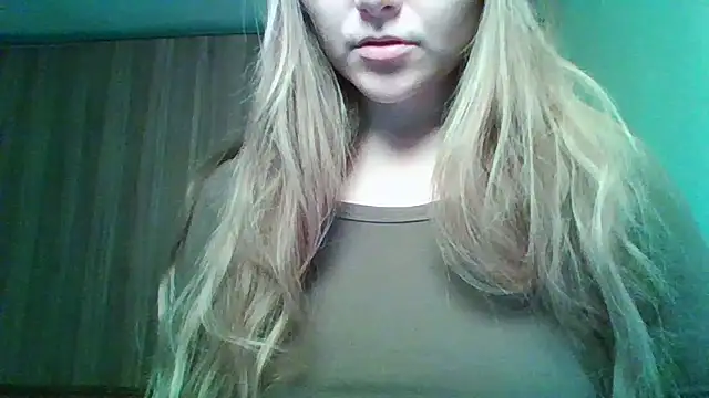 Evasapples online show from November 2025 06:39:01 PM