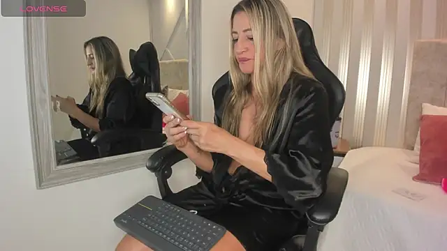 Tayra Pradit online show from January 2025 01:11:01 AM