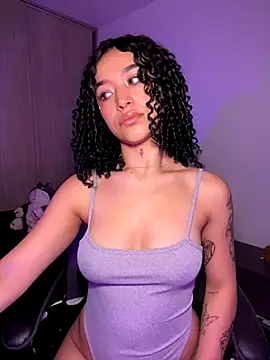 Crystal Dluna online show from October 2025 05:48:02 PM