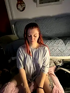 Snapshot of Stoner_BarbieXX chatting on December 2024 10:40:01 PM Stoner BarbieXX online show from December 2024 10:40:01 PM