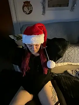 Snapshot of Stoner_BarbieXX chatting on December 2024 10:28:01 PM Stoner BarbieXX online show from December 2024 10:28:01 PM