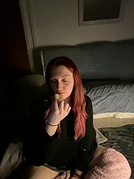 Snapshot of Stoner_BarbieXX chatting on January 2025 10:50:01 PM Stoner BarbieXX online show from January 2025 10:50:01 PM