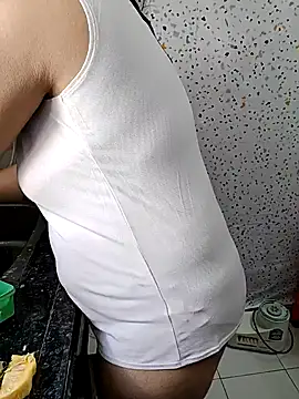 Snapshot of milf-kaira chatting on January 2025 04:10:01 AM milf-kaira online show from January 2025 04:10:01 AM