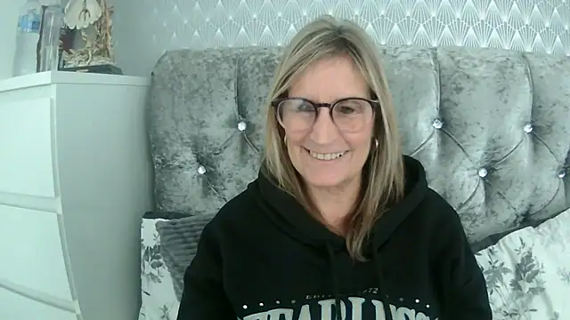 Snapshot of Additive_Mature_Linda chatting on September 2025 01:11:01 PM Additive Mature Linda online show from September 2025 01:11:01 PM