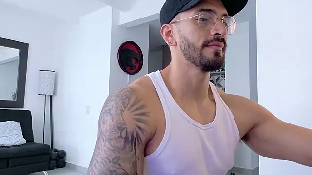 Snapshot of tony_muscle chatting on October 2025 04:57:01 PM tony muscle online show from October 2025 04:57:01 PM