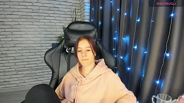 Snapshot of Tonya_Gray chatting on December 2024 01:18:02 AM Tonya Gray online show from December 2024 01:18:02 AM