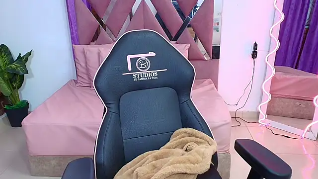 kendra tay online show from October 2025 03:40:01 AM