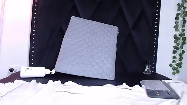 dafne queenn online show from February 2025 04:00:02 PM