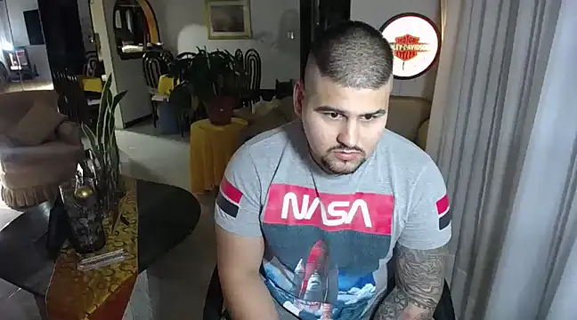 Snapshot of pitbullveryhot chatting on February 2025 08:07:01 AM pitbullveryhot online show from February 2025 08:07:01 AM