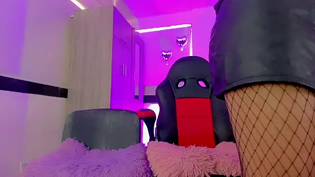 Hellen moons   online show from February 2026 07:10:02 PM