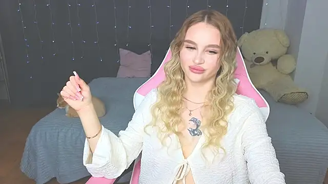Snapshot of doll_barbieee chatting on May 2026 03:40:02 PM doll barbieee online show from May 2026 03:40:02 PM
