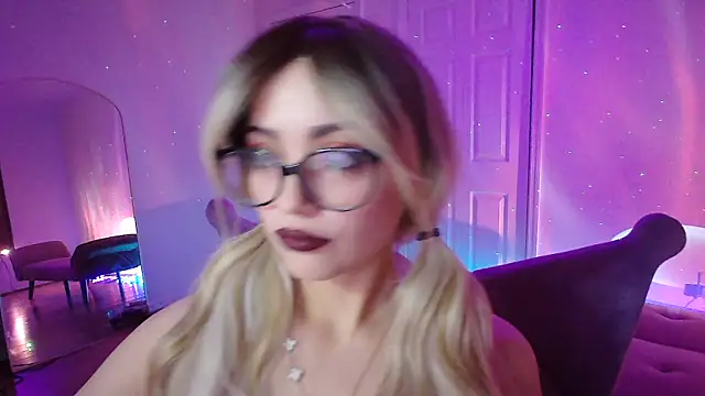 Snapshot of TigerLily333 chatting on December 2024 05:07:01 AM TigerLily333 online show from December 2024 05:07:01 AM