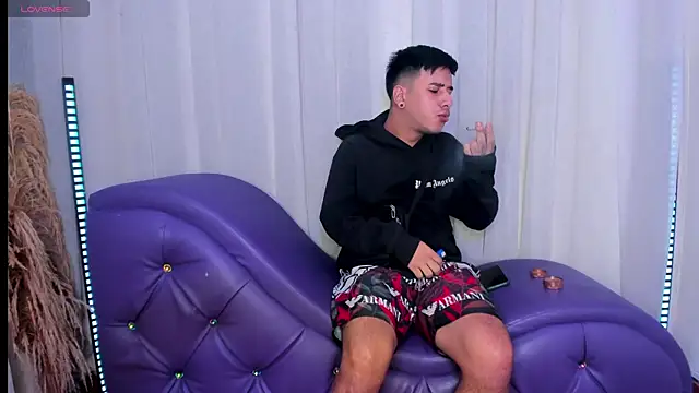 Snapshot of Yourslust_ chatting on November 2025 01:43:03 PM Yourslust online show from November 2025 01:43:03 PM